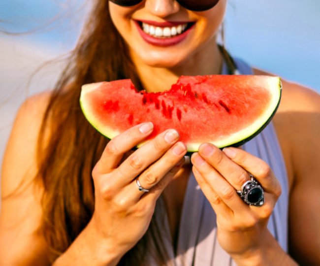 इन 5 फलों को खाकर कर सकते हैं आसानी से वजन कम  